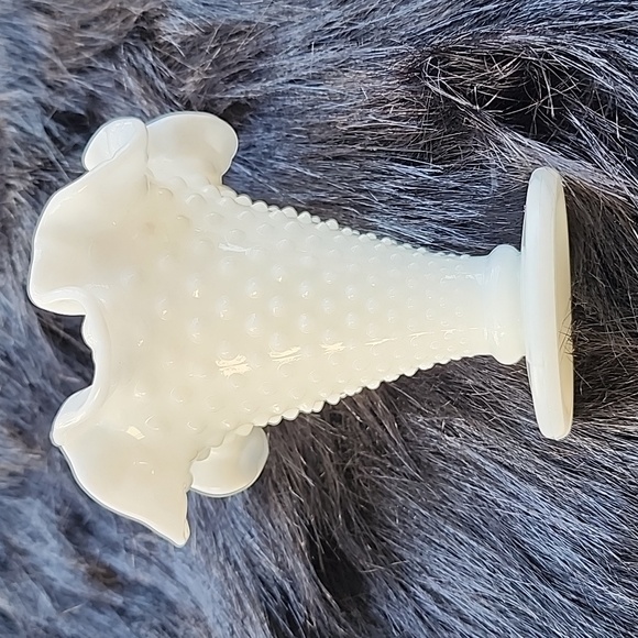VINTAGE HOBNAIL MILK GLASS FLUTED RAFFLE VASE . - Picture 3 of 6